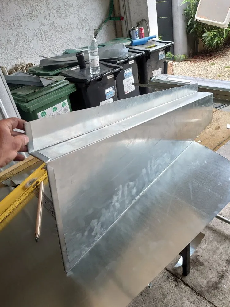 Réalisation sur mesure d'éléments en zinc pour des finitions de toiture de qualité et durables.